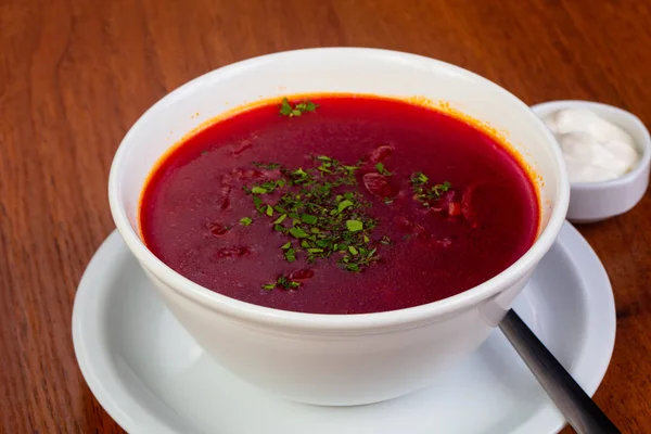 Lezzetli borsch çorbası ekşi krema ile