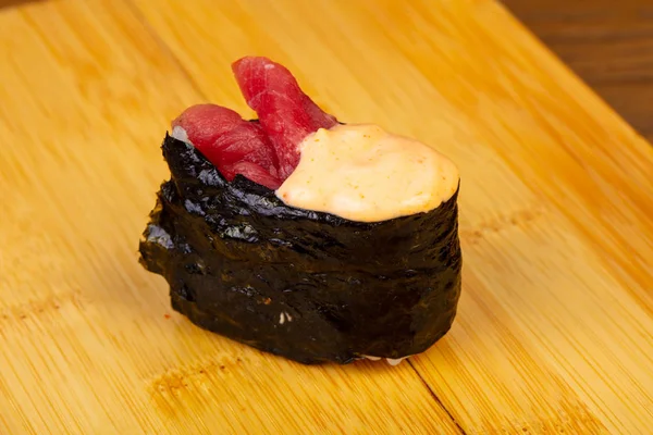 Lezzetli baharatlı ton balığı suşi roll