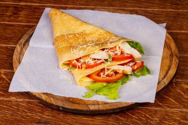 Tavuk ve domates ile gözleme