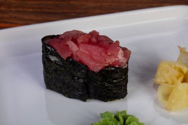 Suşi gunkan ham Tuna ile