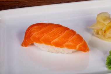 Japon soğuk suşi somon ile