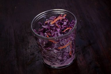 Kırmızı lahana ve havuç salatası