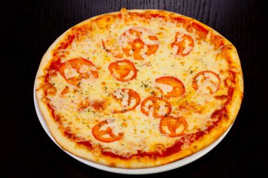 Lezzetli margarita pizza domates ile