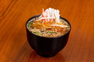 Yengeç eti ile Japon Miso çorbası