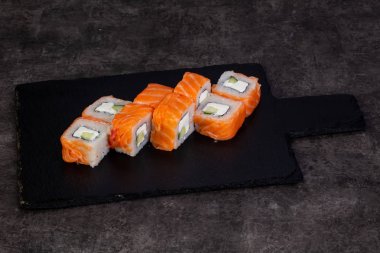 Japon geleneksel rulo somon ile