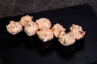 Japon baharatlı suşi ve rulolar