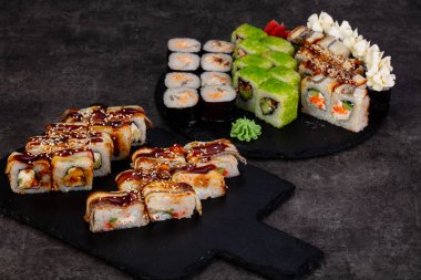 Japon Suşi ile çeşitli madde ayarla