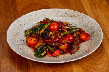 Domates ve otlar ile sığır eti