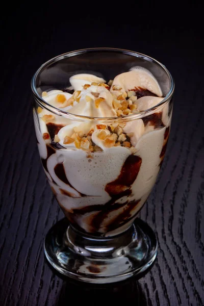 Karamel şurup ve fındık ile lezzetli dondurma