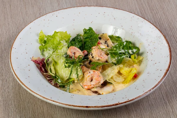 Salata karides ve sos ile
