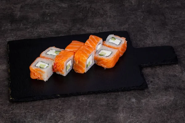 Japon geleneksel rulo somon ile