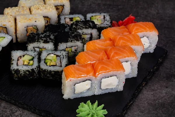 Japon Suşi ile çeşitli madde ayarla