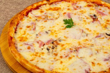 Jambonlu ve mantarlı pizza.