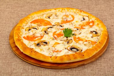 Mantar, peynir ve domates Pizza
