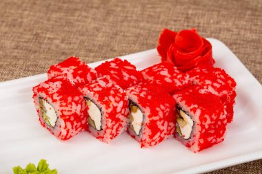 Karides ile Japon geleneksel rulo