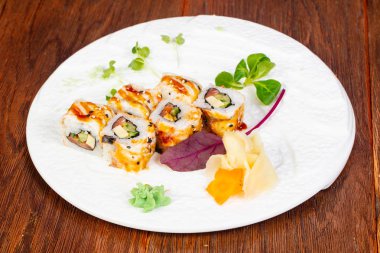 Ton balığı ve yılan balığı ile Japonca soğuk rulo