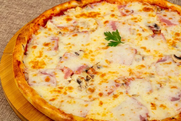 Jambonlu ve mantarlı pizza.