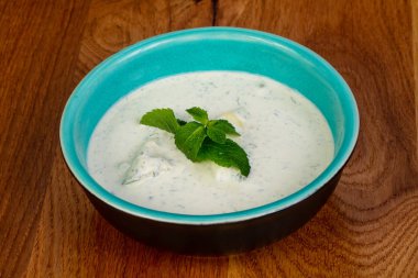 Et ve otlar ile soğuk çorba