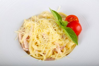 Makarna Carbonara fesleğen yaprakları hizmet.