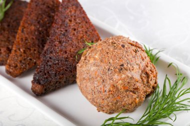 Ekmek ve salatalık turşusu ile karaciğer spreas