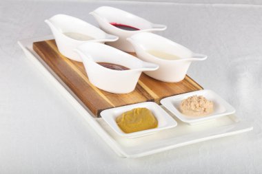 Soslar ürün yelpazesine karıştırın beyaz masaya