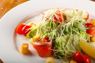 Sezar salatası somon ve peynir