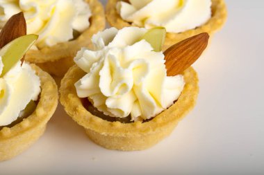 Tartı krem, üzüm ve badem catering için