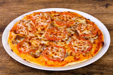 Sığır eti peynir ve domates pizza