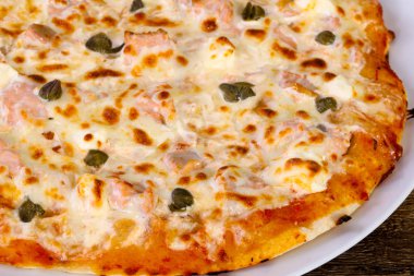 Somon ve Kapari yumuşak peynirli pizza