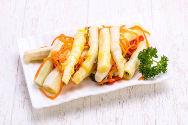 Turşu bambu yığın kabın içinde