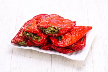 Dereotu ile kırmızı dolmalık biber turşusu