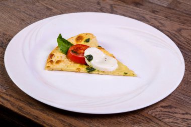 Pizza Caprese fesleğen ve mozarella