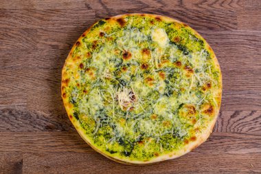 Pesto ve peynirli pizza