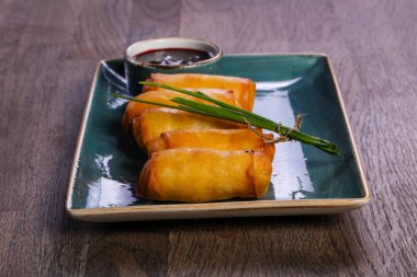 Soğan böreği sos ile servis