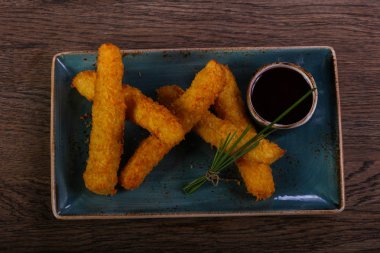 Peynir sos ile yeşil soğan servis yapışıyor