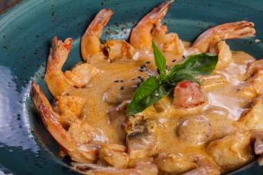 Fesleğen yaprakları servis soslu karides kokteyl