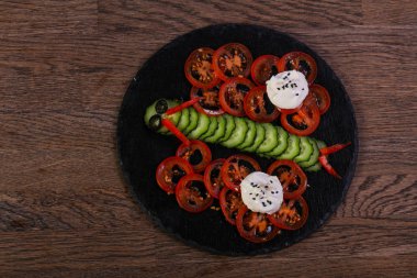 Çocuklar salata domates, salatalık ve krema ile