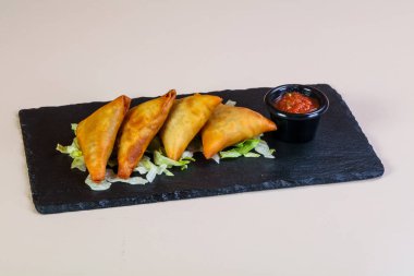 Soslu sıcak et hamur işleri