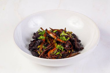 Soba tavuk ve kişniş ile