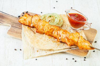 Izgara tavuk Barbekü sos ve soğan ile