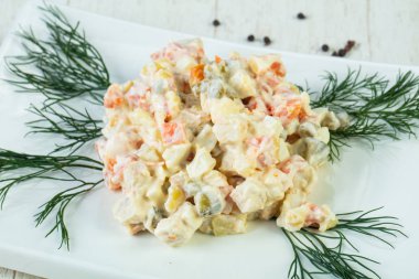 Dereotu hizmet geleneksel Rus salatası