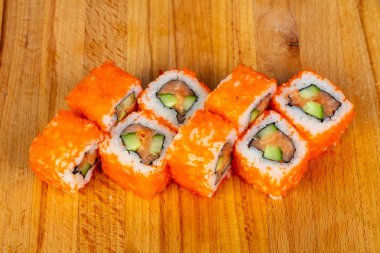 Somon ve tobiko ile rulo