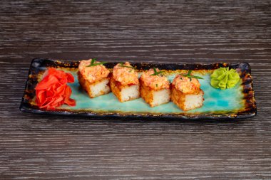 Gevrek pirinç ton balığı ve wasabi ile rulo