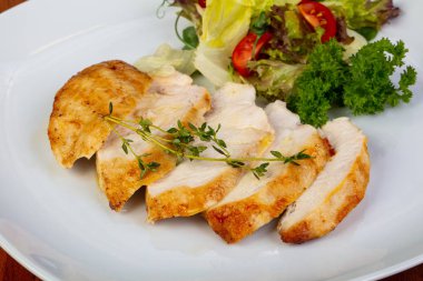 Lezzetli ızgara tavuk göğsü salatası ile