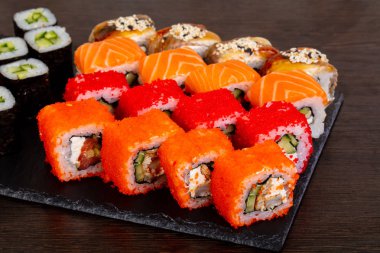 Lezzetli Philadelphia ve California Marine zencefil ve wasabi ile ayarlayın