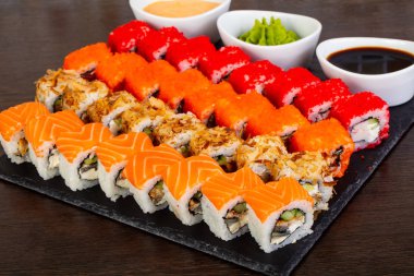 Soslar ve wasabi ile lezzetli California ve Philadelphia suşi