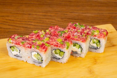 Lezzetli baharatlı ton balığı ile krem peynir rulo