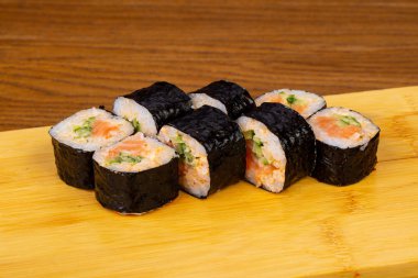 Salatalık ile lezzetli baharatlı rulo