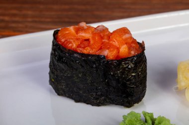 Japon Suşi gunkan somon ile