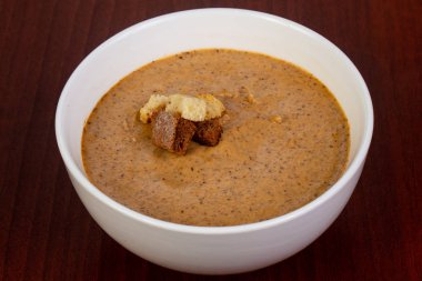 Kremalı mantar çorbası ile petrol